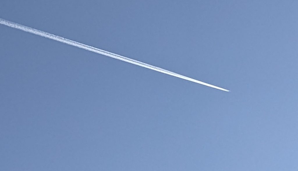 Himmel mit Spur eines 2-strahligen Flugzeugs (Kondensstreigen)